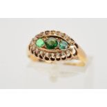 AN EDWARDIAN 18CT GOLD GEM RING, designed as three graduated green gems, two assessed as garnet