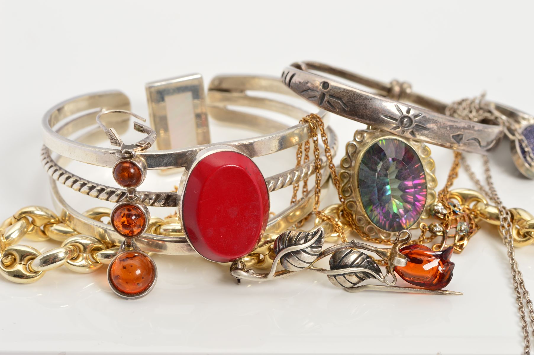 A SELECTION OF SILVER AND WHITE METAL JEWELLERY, to include a child's bangle, a pair of