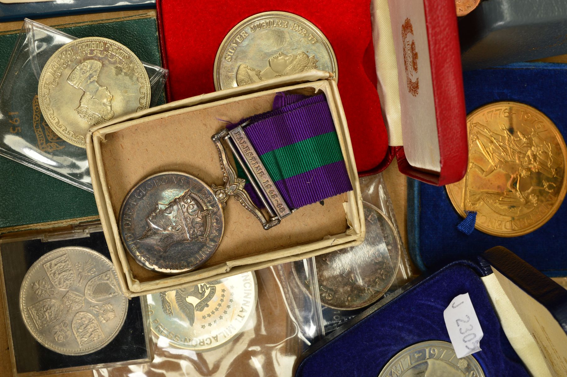 A CARDBOARD TRAY CONTAINING COINS AND MEDALS, to include two silver medals of 50 Franc coins ( - Image 2 of 3