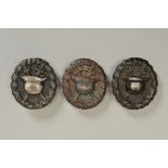 THREE GERMAN WWI ISSUE BLACK WOUND BADGES, two are un-marked but one has the maker mark 'DRGB' to