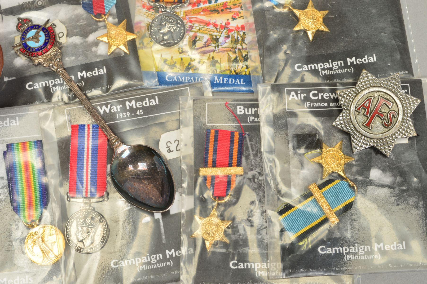A SMALL PLASTIC BOX CONTAINING A NUMBER OF MILITARY ITEMS, to include copy miniature medals, uniform - Image 3 of 3