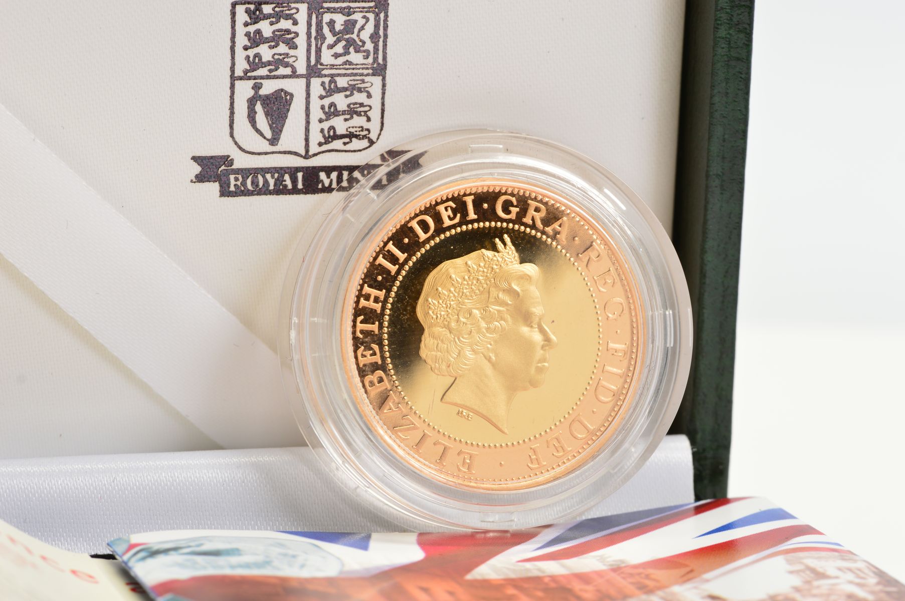 A ROYAL MINT BOXED GOLD PROOF TWO POUND COIN 1945-2005, 60th Anniversary with certificate of - Image 2 of 3