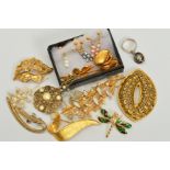 A SMALL SELECTION OF COSTUME JEWELLERY, to include a Hollywood leaf brooch, a Boucher fish and