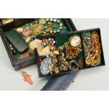 A SELECTION OF JEWELLERY AND A HINGED JEWELLERY BOX, to include a butterfly wing brooch, a