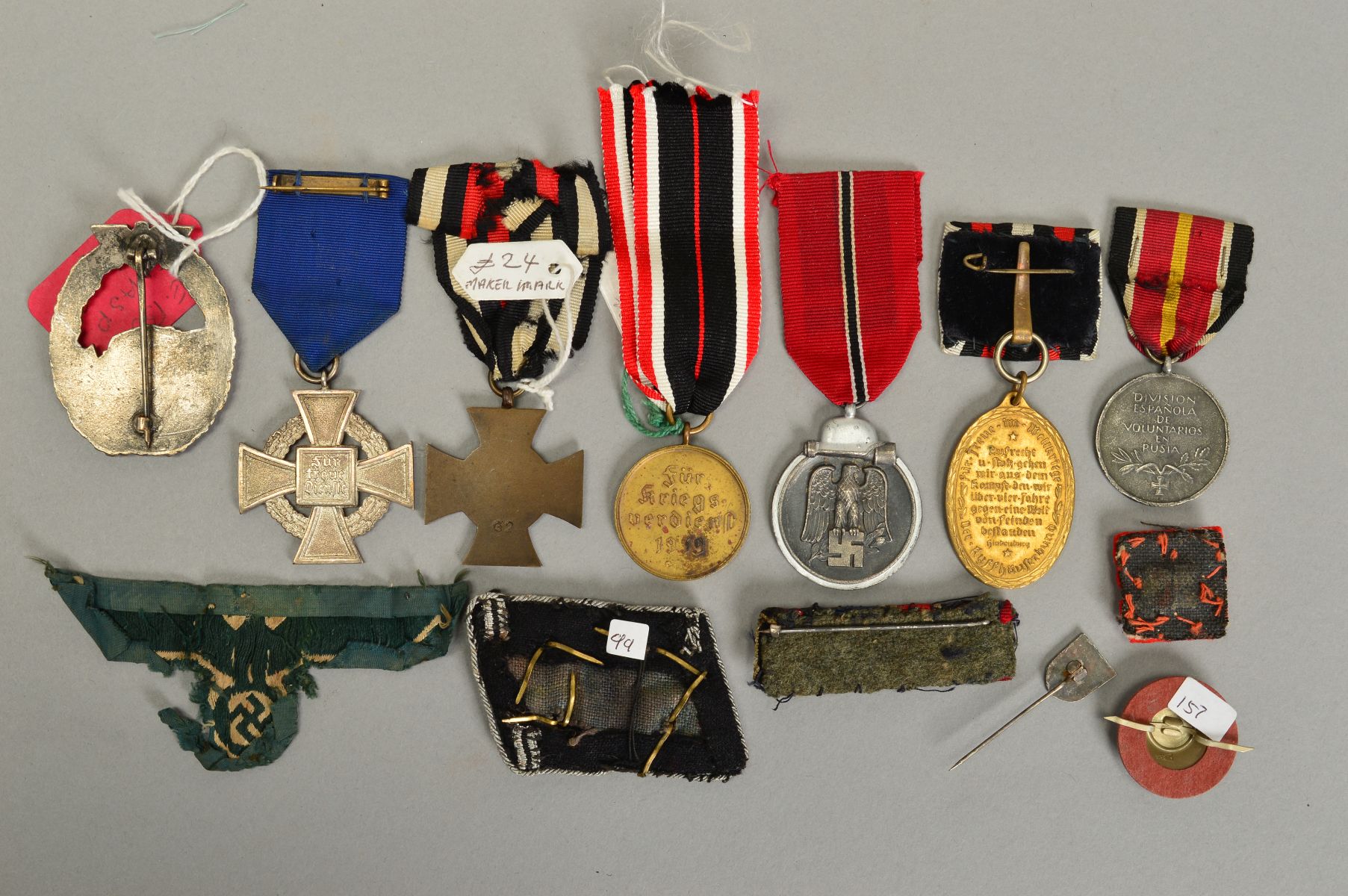 A TRAY CONTAINING A NUMBER OF WWI AND WWII ITEMS, from German forces to include WWII Russian - Image 2 of 2