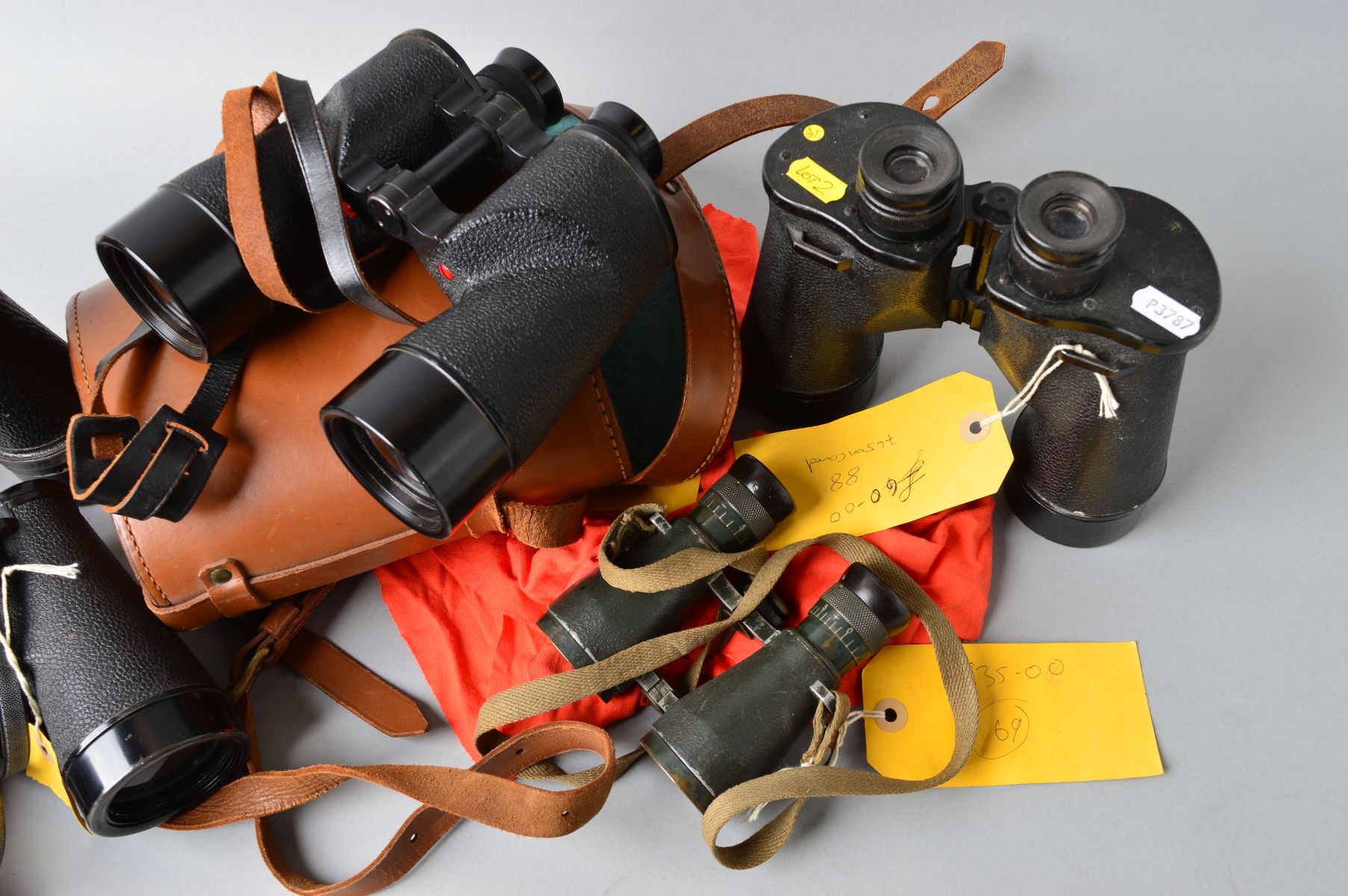 A BOX CONTAINING FIVE PAIRS OF MILITARY ISSUE FIELD BINOCULARS, as follows, U.S. Navy WWII era 7 x - Image 2 of 6