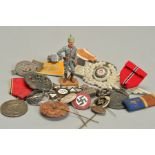 A TRAY CONTAINING A NUMBER OF WWI AND WWII GERMAN MILITARY ITEMS, medals, badges, stick pins, etc