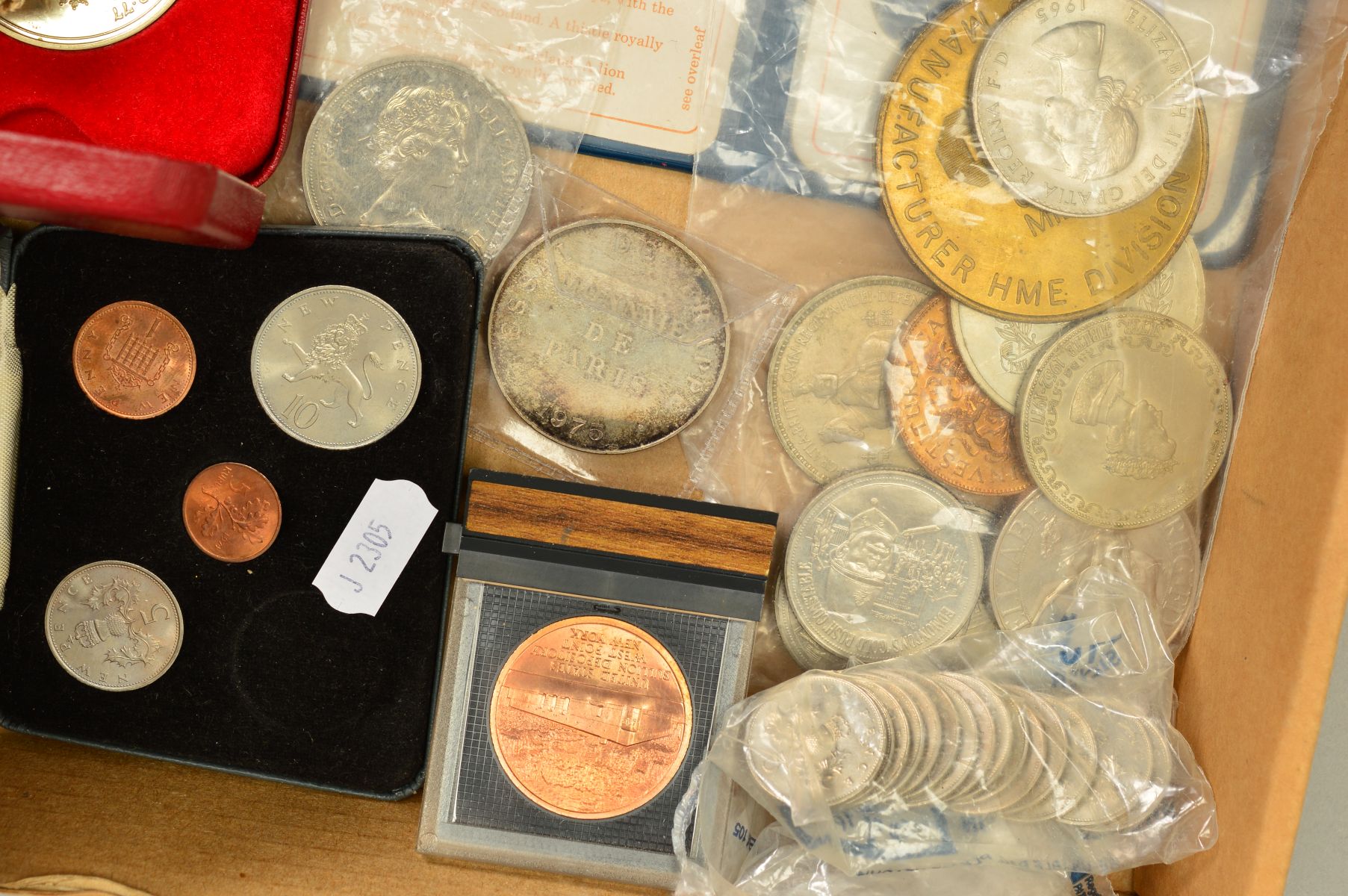 A CARDBOARD TRAY CONTAINING COINS AND MEDALS, to include two silver medals of 50 Franc coins ( - Image 3 of 3