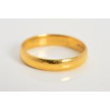 A 22CT GOLD BAND RING, a D shape plain band with 22ct hallmark for London 1924, width 4mm, ring size