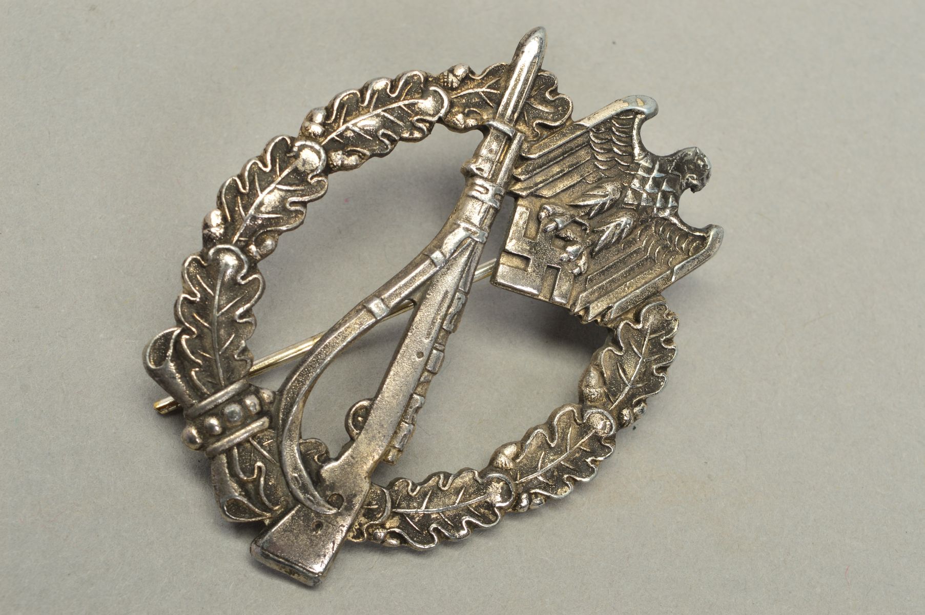 A WWII GERMAN 3RD REICH 'INFANTERIE STURMABZEICHEN' INFANTRY ASSAULT BADGE, this example in silver - Image 4 of 4