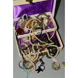 A HINGED JEWELLERY BOX CONTAINING COSTUME JEWELLERY, to include two polished shell necklaces,