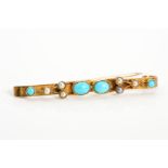 AN EARLY 20TH CENTURY GOLD GEM BAR BROOCH, designed with two central turquoise oval cabochons