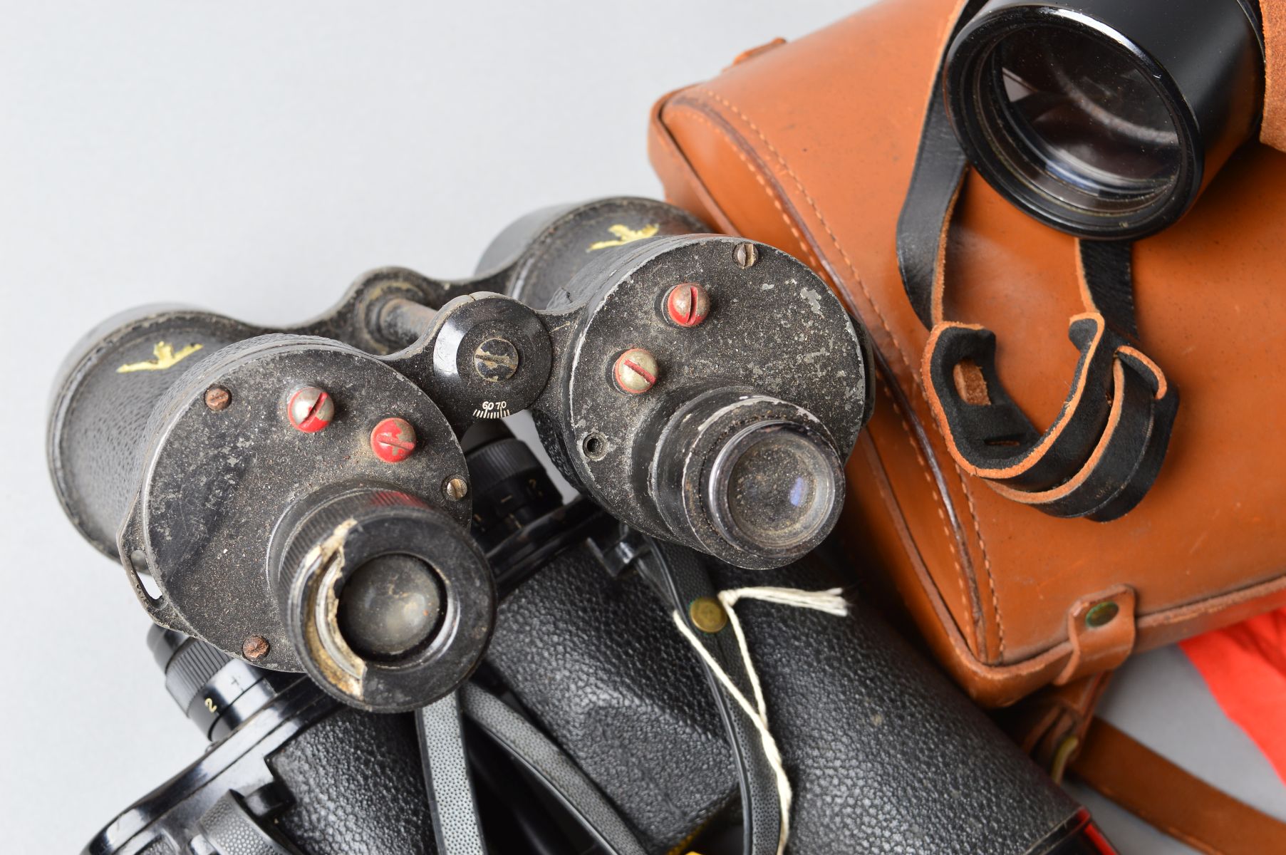 A BOX CONTAINING FIVE PAIRS OF MILITARY ISSUE FIELD BINOCULARS, as follows, U.S. Navy WWII era 7 x - Image 3 of 6