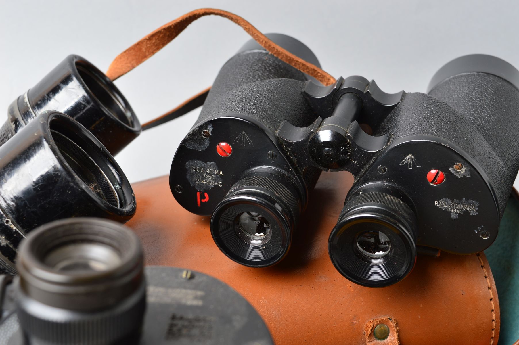 A BOX CONTAINING FIVE PAIRS OF MILITARY ISSUE FIELD BINOCULARS, as follows, U.S. Navy WWII era 7 x - Image 6 of 6