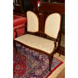 AN EDWARDIAN MAHOGANY AND SATINWOOD BANDED TWO SEATER SETTEE, on cabriole legs, width 115cm