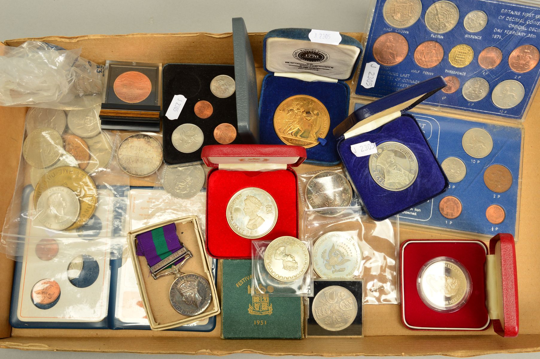 A CARDBOARD TRAY CONTAINING COINS AND MEDALS, to include two silver medals of 50 Franc coins (