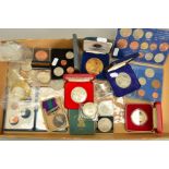 A CARDBOARD TRAY CONTAINING COINS AND MEDALS, to include two silver medals of 50 Franc coins (