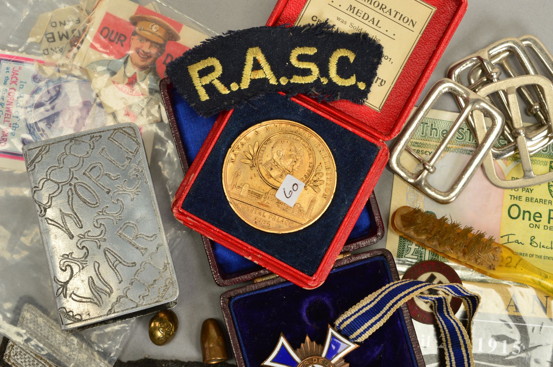 A TRAY OF VARIOUS MILITARY ITEMS, badges, medallions, pins, etc, including cloth Insignia, WWI - Image 4 of 4