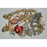 A SELECTION OF MAINLY MID 20TH CENTURY COSTUME JEWELLERY, to include a Jewelcraft necklace, a brooch
