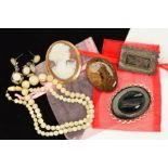 A SELECTION OF JEWELLERY, to include a late Victorian silver rectangular brooch, an oval 9ct gold