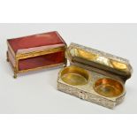 A 19TH CENTURY AGATE AND GILT METAL TABLE BOX, length 7cm, together with a white metal double