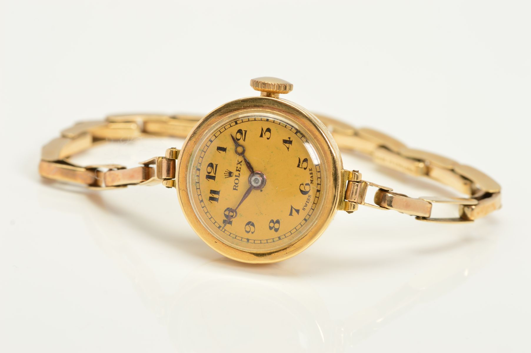 AN EARLY 20TH CENTURY 18CT GOLD LADIES ROLEX WRISTWATCH, round case measuring approximately 22mm