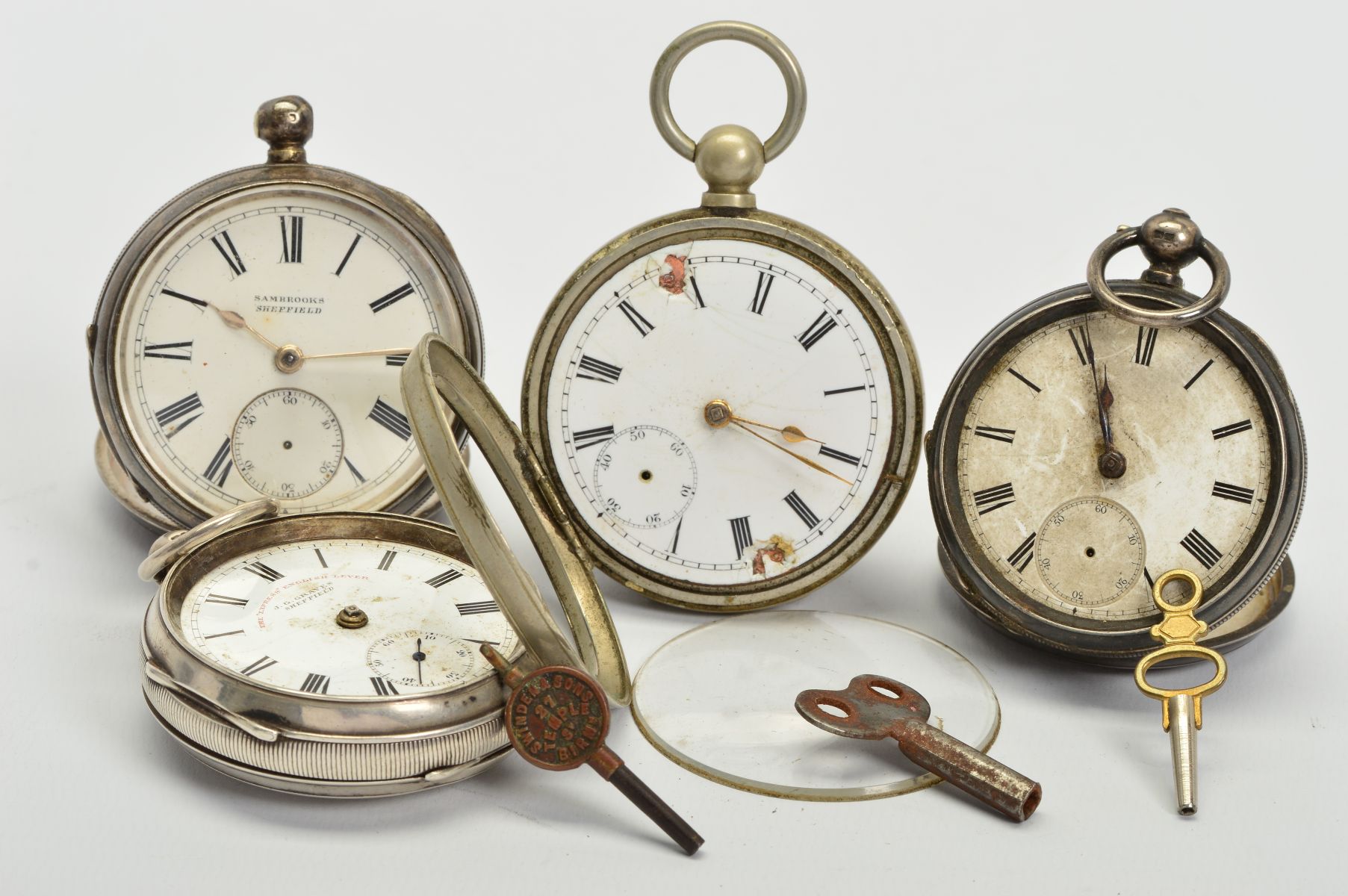 FOUR OPEN FACE POCKET WATCHES AND THREE WATCH KEYS, all watches with white faces and black Roman