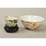 AN EARLY 19TH CENTURY CHINESE PORCELAIN TEA BOWL, of octagonal form, painted with a deer in a