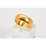 AN EARLY 20TH CENTURY 22CT GOLD BAND RING, of plain design, with 22ct hallmark for Birmingham