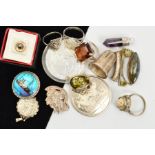 A SELECTION OF MAINLY SILVER AND WHITE METAL ITEMS, to include a silver thimble, with silver