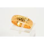 AN EARLY 20TH CENTURY 22CT GOLD BAND RING, with engraved floral detail, with 22ct gold hallmark