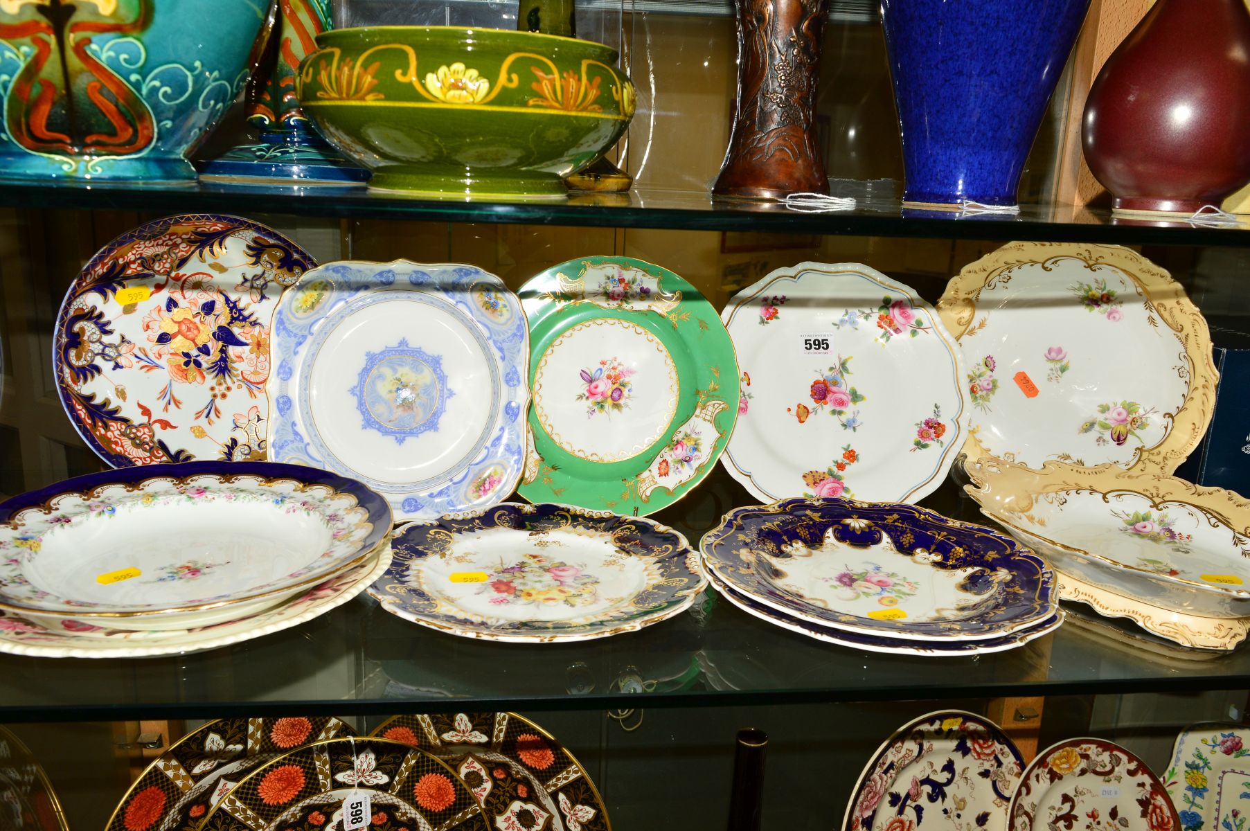 A COLLECTION OF 19TH AND EARLY 20TH CENTURY ENGLISH PORCELAIN PLATES, SOUP PLATE AND COMPORTS,