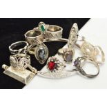 A SELECTION OF SILVER AND WHITE METAL JEWELLERY, to include a silver ingot pendant, with silver