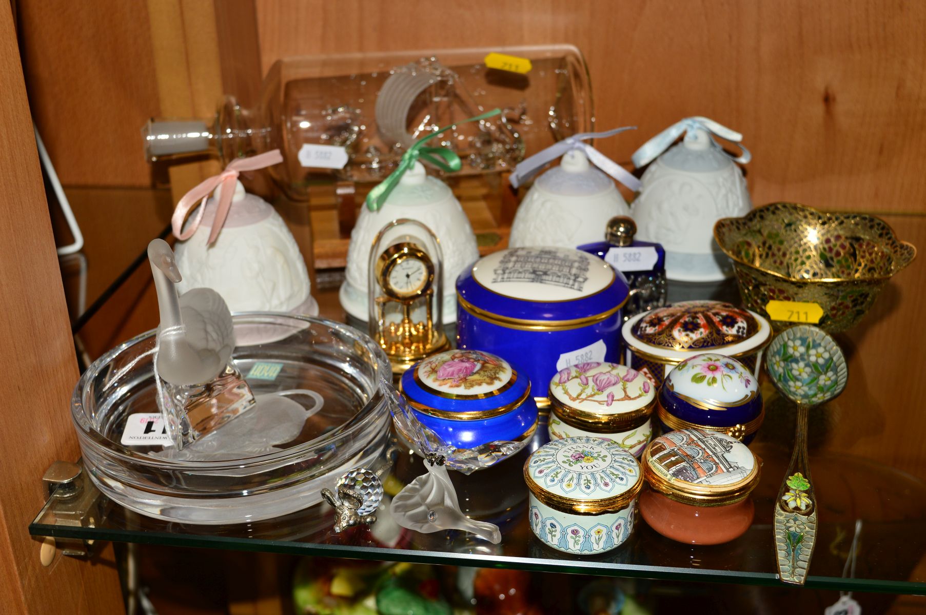 A GROUP OF CERAMICS, GLASS, ENAMEL BOXES ETC, to include Nachtmann Swan paperweight, Hoya crystal '