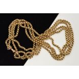 AN EARLY 20TH CENTURY GOLD GUARD CHAIN, designed as a belcher link chain with faceted links to the