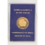 A CASED 9CT GOLD SILVER JUBILEE COMMEMORATIVE MEDAL, with 9ct import mark for Birmingham 1977,