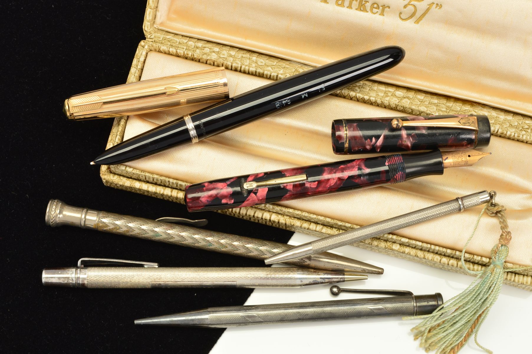 A BOXED PARKER '51' FOUNTAIN PEN, together with a vintage Mentimore Auto Flow red/black marble