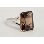 A 9CT WHITE GOLD SMOKY QUARTZ RING, designed as a rectangular smoky quartz in a four claw setting to