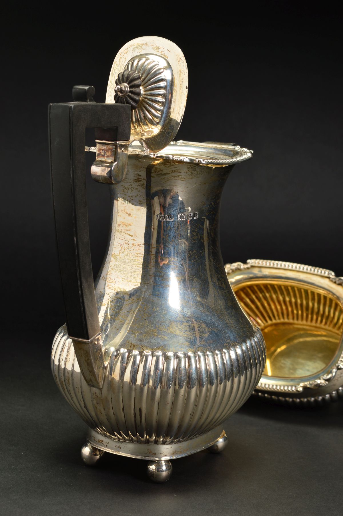 A GEORGE V SILVER HOT WATER JUG AND MATCHING TWIN HANDLED SUGAR BOWL, shaped rectangular rims with - Image 3 of 5