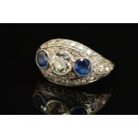 AN EARLY TO MID 20TH CENTURY SAPPHIRE AND DIAMOND BOMBE STYLE RING, centring on an early brilliant