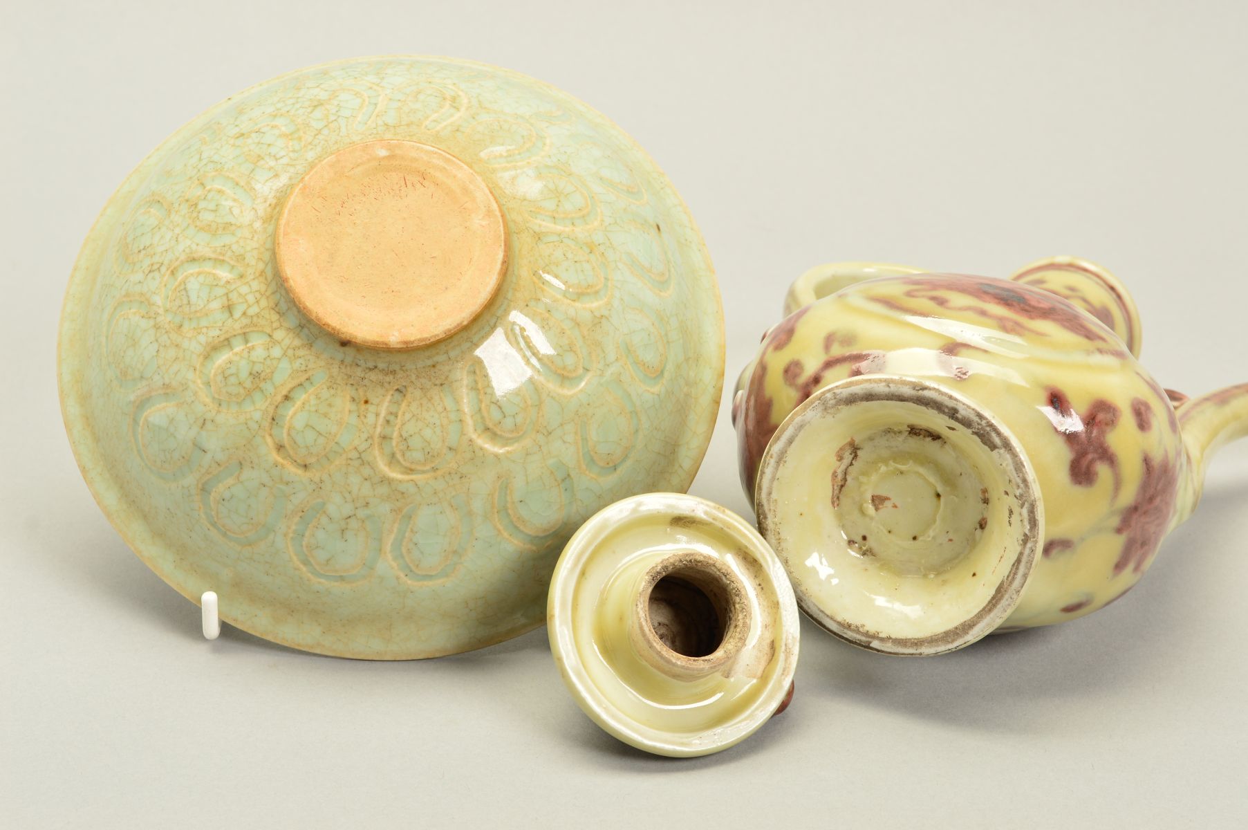 A LATE 20TH CENTURY CHINESE LONGQUAN STYLE CELADON GLAZED BOWL, crackled with incised decoration, - Image 5 of 5