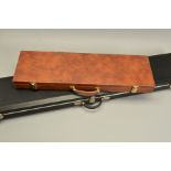 A HIGH QUALITY MODERN LEATHER COVERED SHOTGUN CASE, designed to house a set of barrels with a