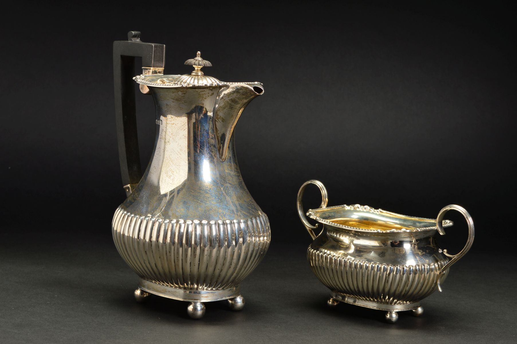 A GEORGE V SILVER HOT WATER JUG AND MATCHING TWIN HANDLED SUGAR BOWL, shaped rectangular rims with - Image 2 of 5