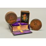 A 19TH CENTURY PAPIER MACHE CIRCULAR SNUFF BOX PRINTED WITH A FRENCH TITLED SCENE, depicting a