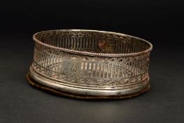 A LATE 18TH CENTURY IRISH SILVER BOTTLE COASTER, beaded rim above pierced border of leaves either