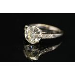 AN EARLY TO MID 20TH CENTURY LARGE DIAMOND SINGLE STONE RING, a transitional brilliant cut diamond