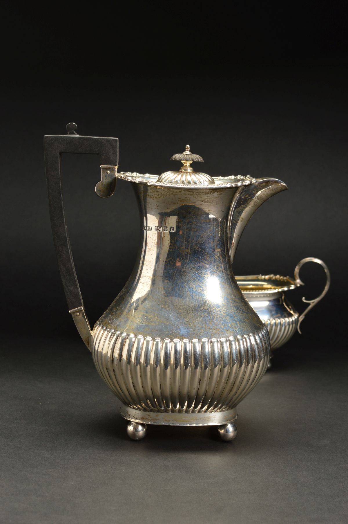 A GEORGE V SILVER HOT WATER JUG AND MATCHING TWIN HANDLED SUGAR BOWL, shaped rectangular rims with - Image 5 of 5