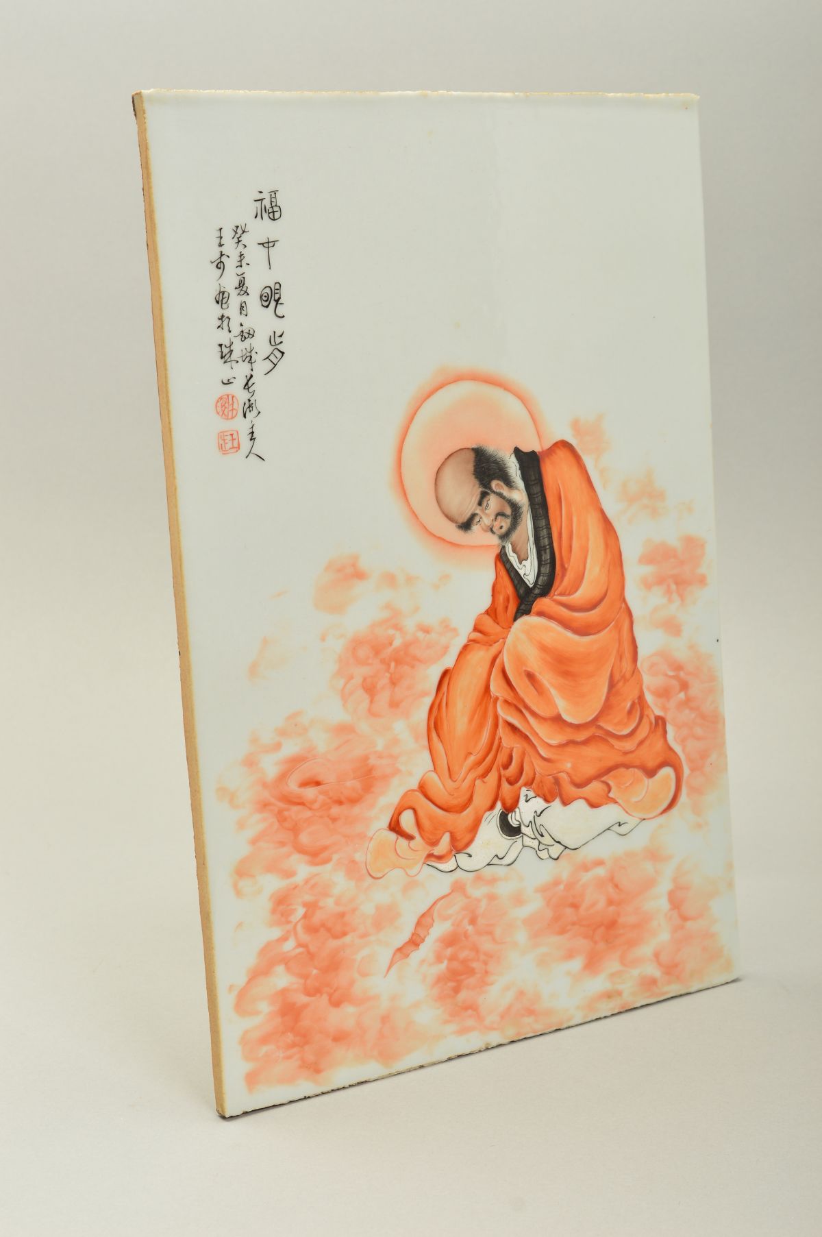 A 20TH CENTURY CHINESE PORCELAIN PLAQUE PREDOMINANTLY DECORATED IN IRON RED, depicting a deity - Image 2 of 4