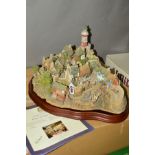 A LARGE BOXED LIMITED EDITION LILLIPUT LANE SCULPTURE, ''Out of the Storm' L2064, No 0239/3000, with