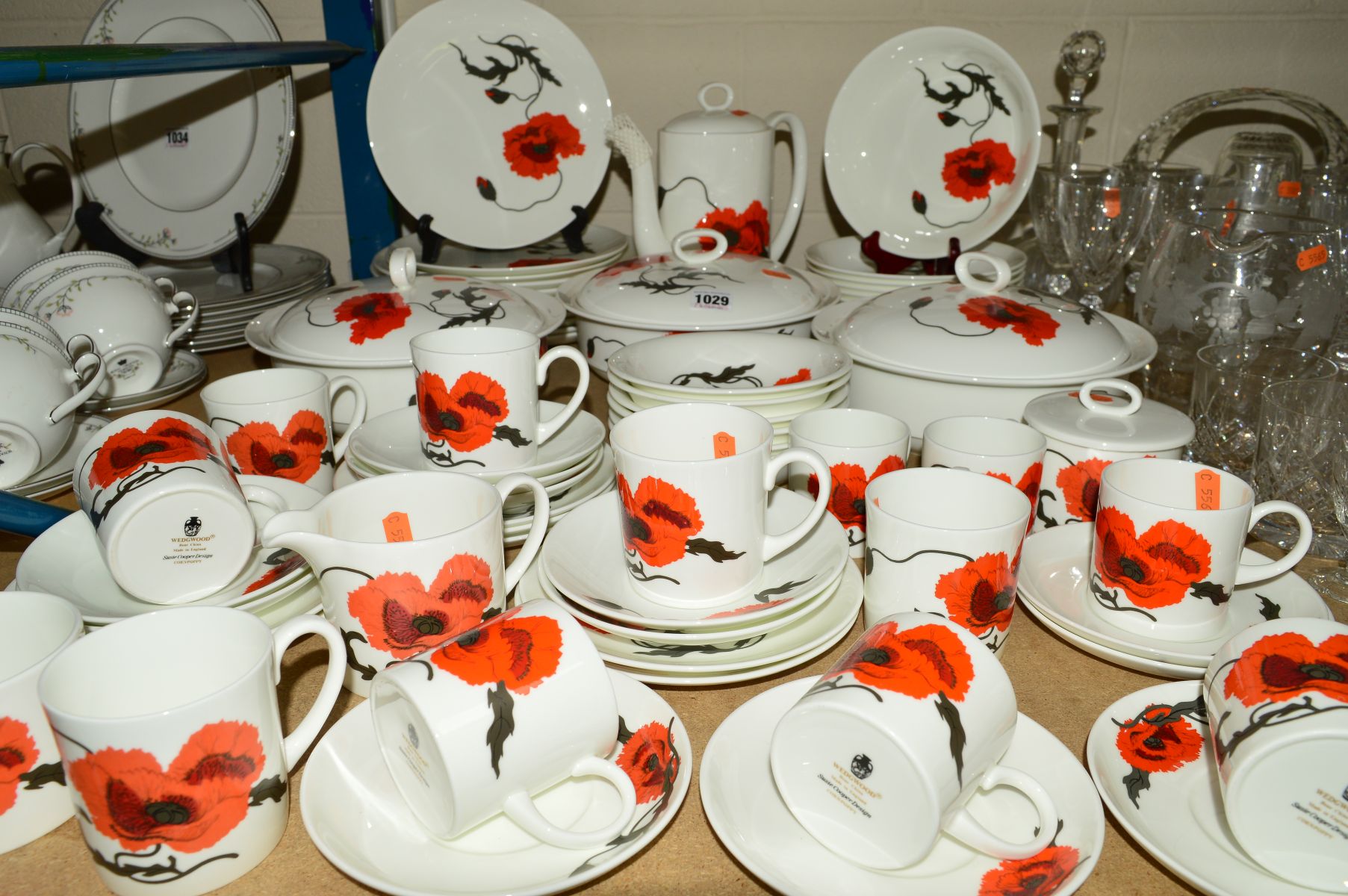 A WEDGWOOD SUSIE COOPER DESIGN CORNPOPPY PATTERN DINNER SERVICE including coffee pot, three